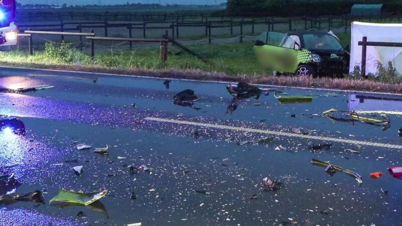 Unfallursache noch unklar: 18-Jähriger stirbt bei Zusammenstoß auf Landstraße in Dormagen