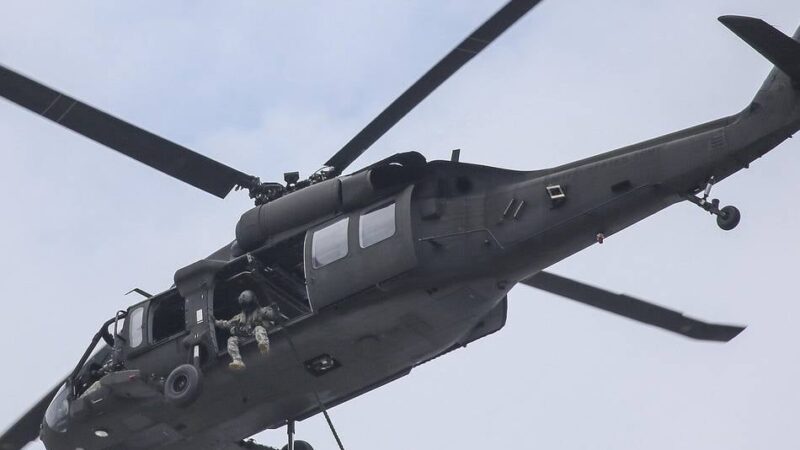 Überflug im Kreis Kleve: Blackhawks der US-Armee sorgen am Niederrhein für Aufsehen