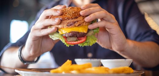 Hanau: Streit um Salat auf Burger eskaliert in Schnellrestaurant