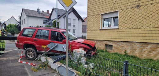 Wettenberg: Geländewagen landet nach Zusammenstoß in Vorgarten