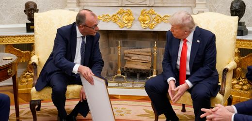 Friedrich Merz: Als Donald Trump über Angela Merkel lästern will, schweigt der Kanzler