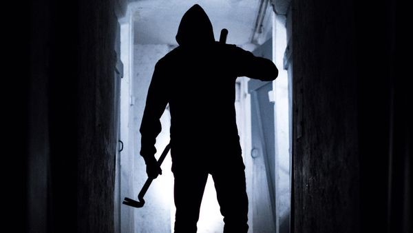 Einbruch im Altenheim: Polizei sucht Hinweise zu Verdächtigen