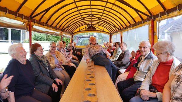 Planwagenfahrt durch Velbert rührt am Schluss zu Tränen