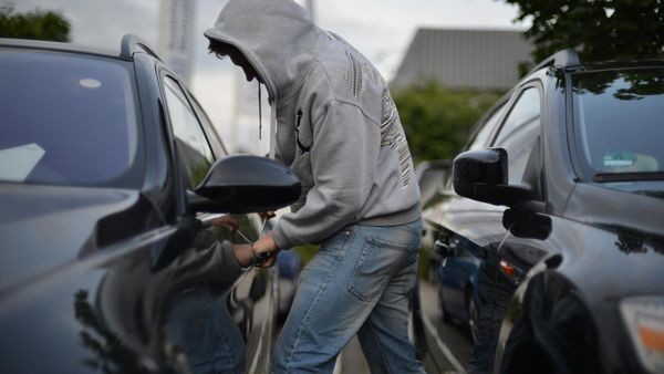 115.000 Euro teures Auto vor einer Garage gestohlen