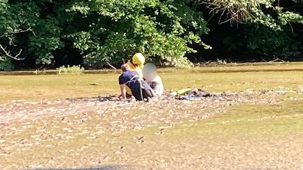Im tiefen Schlamm gefangen: Feuerwehr rettet Kind aus Teich
