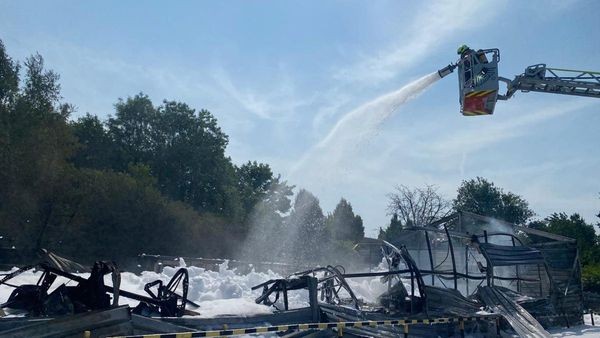 Nach Feuer im Industriegebiet Velbert: Brandursache ungeklärt