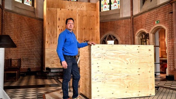 „Endlich“: Kirche in Velbert wird vom Ruß befreit