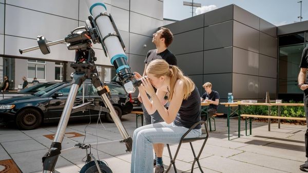 Schüler dirigieren Orchester und sind in Velbert der Sonne nah