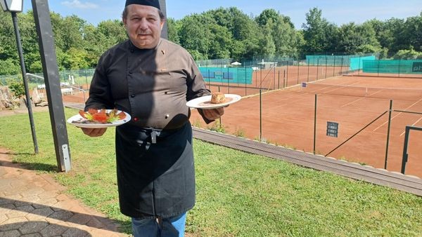 Vito Capone verwöhnt in Velbert mit Dorade, Pizza und Pasta