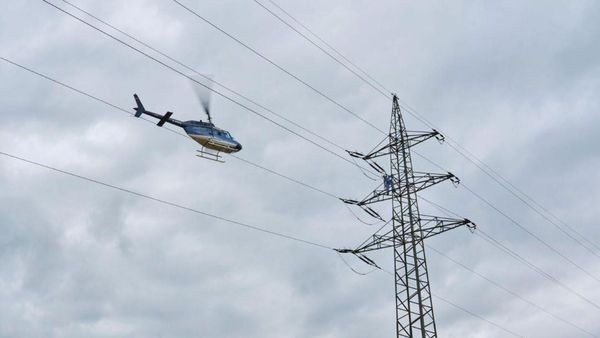 Hubschrauber fliegt ganz langsam und tief über Velbert