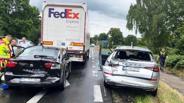 Velberter LKW-Fahrer verursacht Massenkarambolage in Hilden