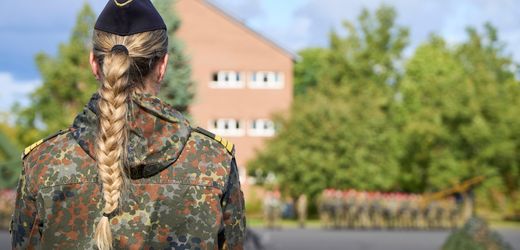 Wehrpflicht-Debatte: Frauen an die Waffen?