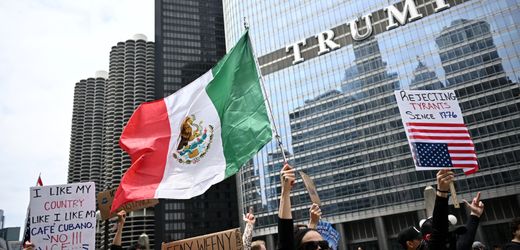 USA: Landesweite Proteste gegen Donald Trump – Auto fährt in Menschengruppe