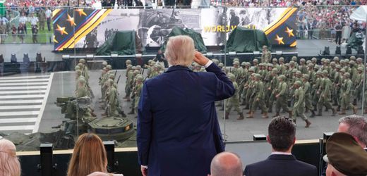 Donald Trump lässt die Armee bei Parade in Washington im Nieselregen marschieren