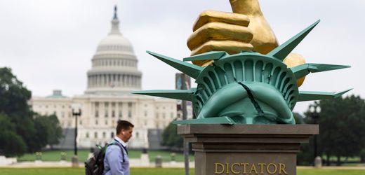 Donald Trump: Unbekannte stellen kritische Skulptur in Washington auf