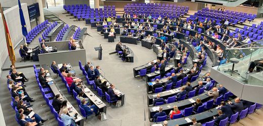 Diäten für Parlamentarier: Warum die Gehälter der Abgeordneten wieder steigen sollen