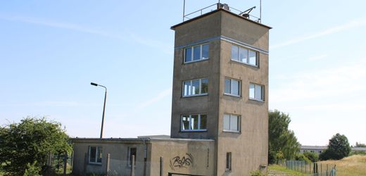 DDR-Grenzturm in Cumlosen: Warum Herr Lange ihn für 156.000 Euro ersteigert hat