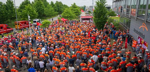 Bremen: Mehr als 1000 Beschäftigte protestieren vor Stahlwerk von ArcelorMittal
