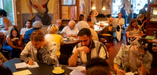 »Offline Club« in Berlin: Eintritt zahlen für einen Smartphone-freien Abend