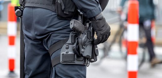 Nordrhein-Westfalen: Mann versucht Polizisten die Dienstwaffe zu stehlen