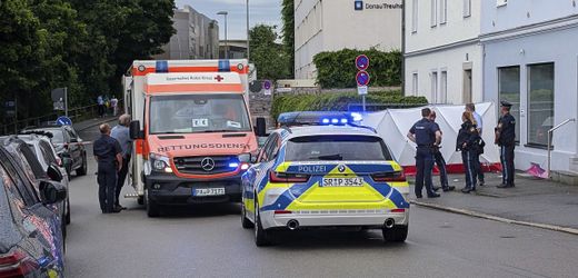Passau: Mann fährt mit Auto in Menschengruppe