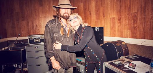 Miley Cyrus lernte, ihre Eltern als Individuen zu sehen: »Das innere Kind reagiert«