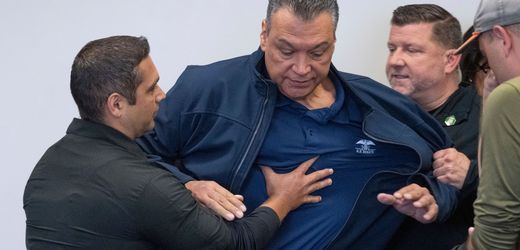 Los Angeles: US-Senator Alex Padilla aus Pressekonferenz mit Kristi Noem gezerrt