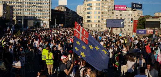 Serbien: Studentische Protestwelle – Tausende Menschen demonstrieren für Neuwahlen