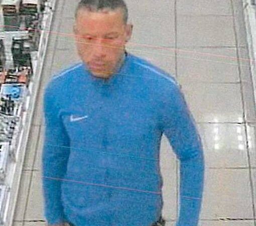 Wer kennt diesen Tatverdächtigen?: Polizei veröffentlicht Bilder von Mann, der eine Spielkonsole gestohlen haben soll