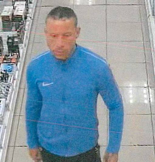 Wer kennt diesen Tatverdächtigen?: Polizei veröffentlicht Bilder von Mann, der eine Spielkonsole gestohlen haben soll