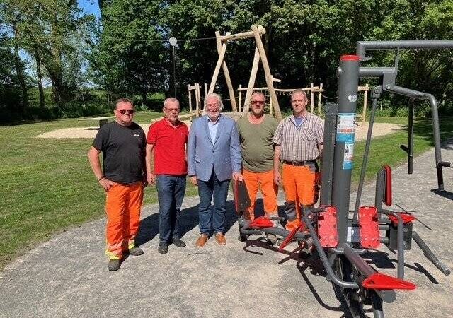 Bäume gepflanzt: Umbau von Zyfflicher Spielplatz abgeschlossen
