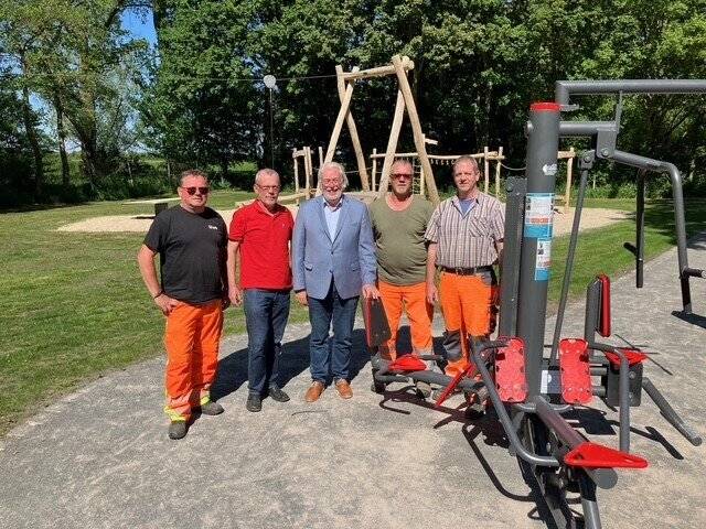 Bäume gepflanzt: Umbau von Zyfflicher Spielplatz abgeschlossen