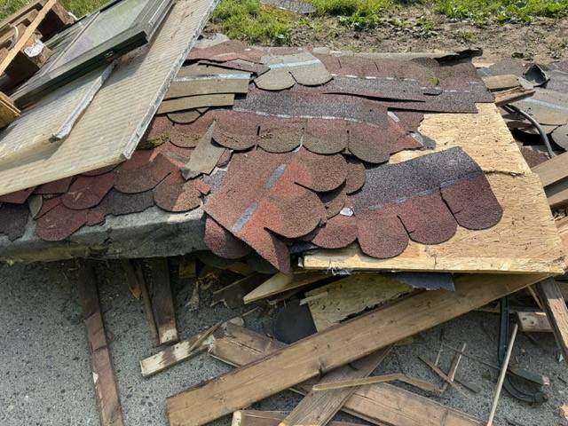 Wer hat Umweltsünder in Meerbusch beobachtet?: Abgerissenes Gartenhaus illegal entsorgt