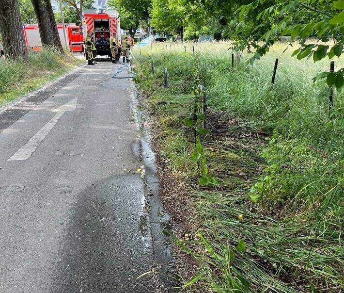 Gleich zwei Brandeinsätze in Hilden am Wochenende: Altkleidercontainer und Feldrand in Brand gesetzt