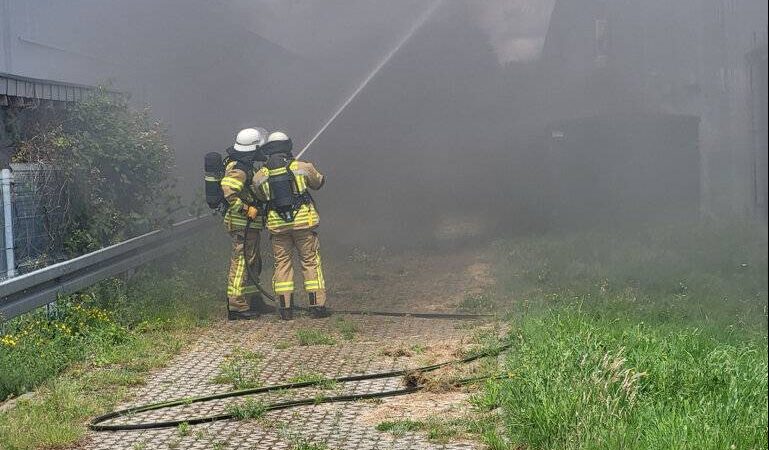 Feuer am Transformator in Dormagener Gewerbegebiet: Großeinsatz verhindert Brandausbreitung