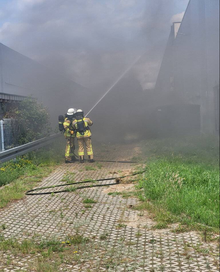 Feuer am Transformator in Dormagener Gewerbegebiet: Großeinsatz verhindert Brandausbreitung
