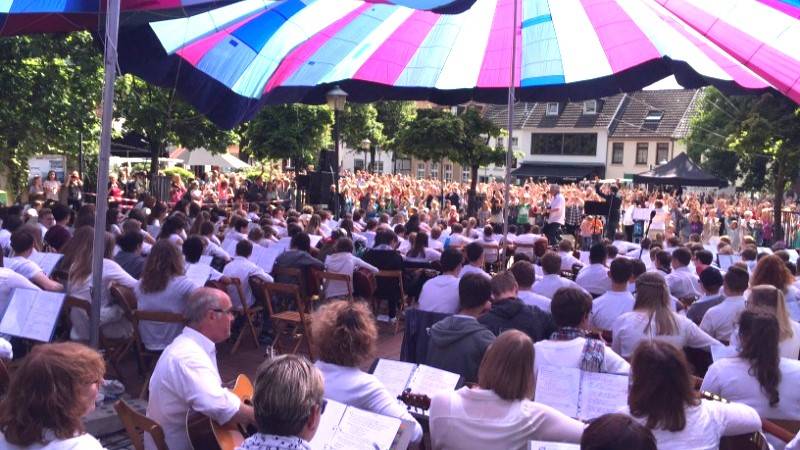 300 Gitarren auf dem Marktplatz in Waldniel: Sommerkonzert der Schwalmtalzupfer