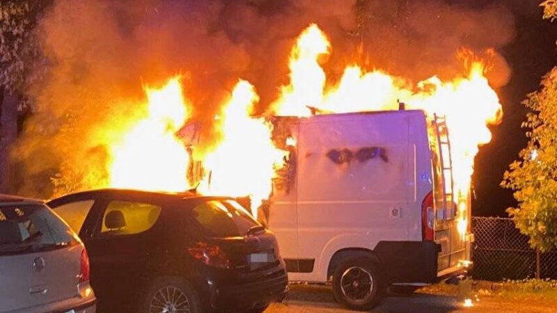 Brand auf Großer Straße: Wohnmobil in Kranenburg brennt aus – Feuerwehr im Großeinsatz
