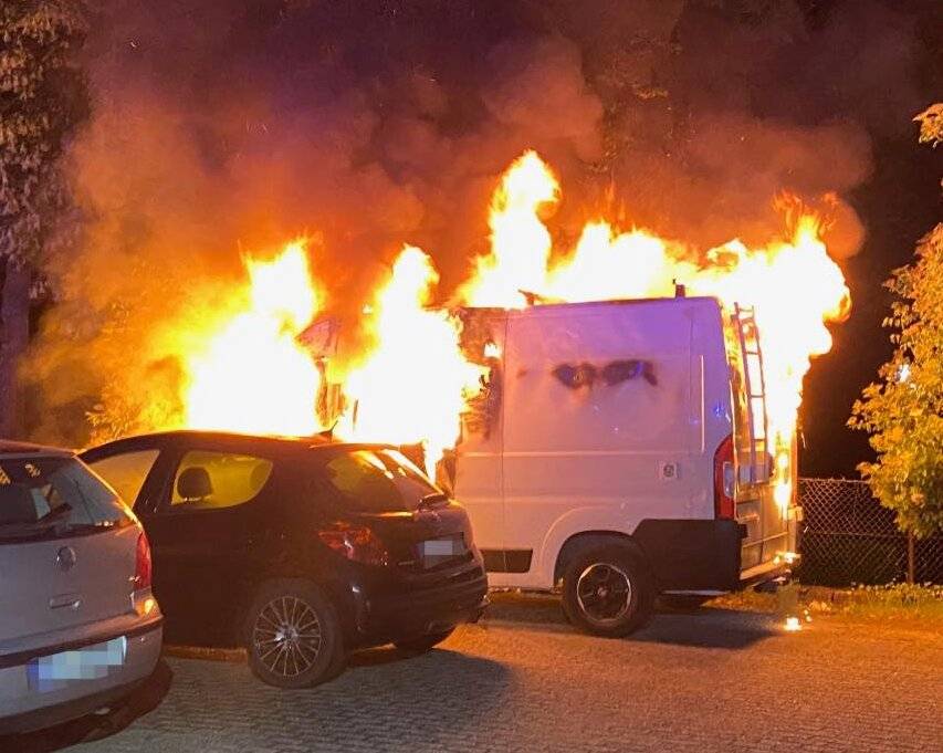 Brand auf Großer Straße: Wohnmobil in Kranenburg brennt aus – Feuerwehr im Großeinsatz