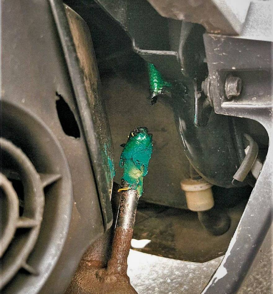 Polizeikontrolle in Jüchen: Wenn ein Gartenschlauch als Ersatzteil am Krad dienen soll