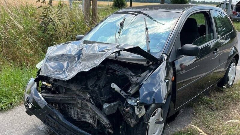 Ein Auto landete im Feld: Über Rot gefahren – Unfall mit drei Verletzten in Mönchengladbach