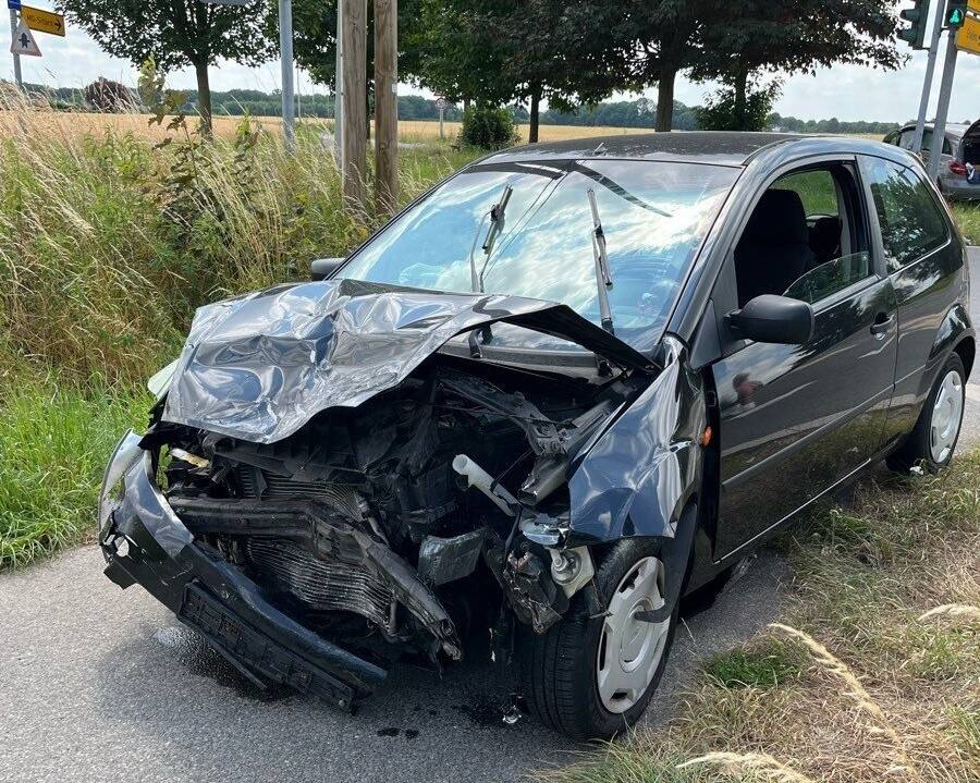 Ein Auto landete im Feld: Über Rot gefahren – Unfall mit drei Verletzten in Mönchengladbach