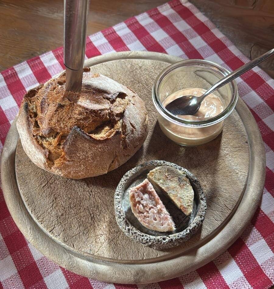 Vorbild für andere?: Meerbuscher Restaurant erhebt Gebühr für Brot und Co.