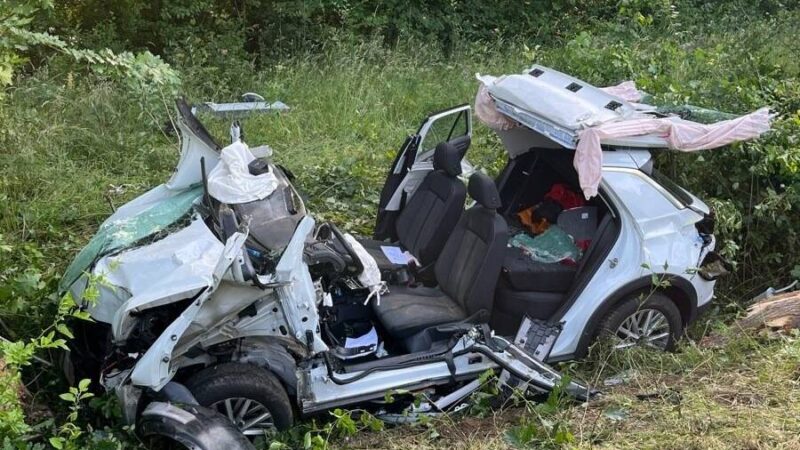 Unfall auf L116 in Grevenbroich: 64-Jähriger schwer verletzt – Feuerwehr muss Fahrer aus Auto befreien