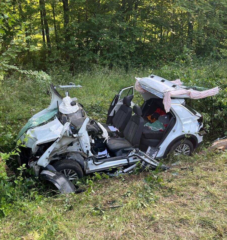 Unfall auf L116 in Grevenbroich: 64-Jähriger schwer verletzt – Feuerwehr muss Fahrer aus Auto befreien