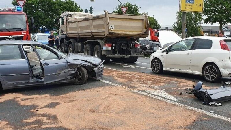 Willy-Brandt-Ring / Bundestraße 9: Unfall mit vier Autos in Weeze – Polizei prüft internistischen Notfall