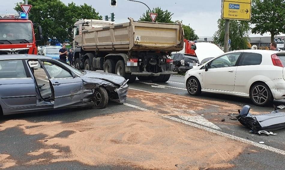 Willy-Brandt-Ring / Bundestraße 9: Unfall mit vier Autos in Weeze – Polizei prüft internistischen Notfall