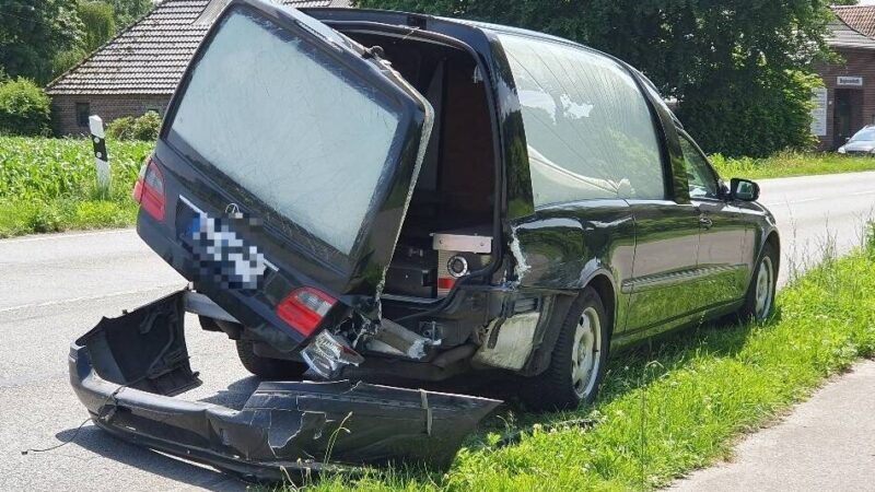 Auf der B57 in Bedburg-Hau: Unfall mit Leichenwagen auf dem Weg zum Einsatz