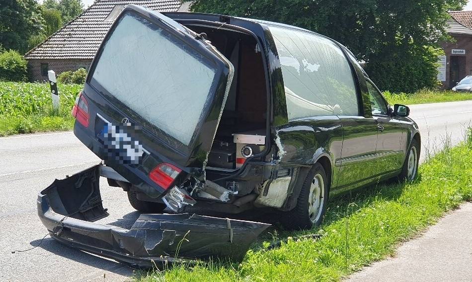 Auf der B57 in Bedburg-Hau: Unfall mit Leichenwagen auf dem Weg zum Einsatz