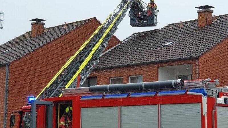 Feuerwehr im Einsatz: Unwetter – Blitz schlägt in Wohnhaus in Weeze ein